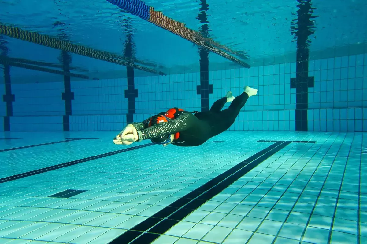 Apnéiste à l’entraînement dans la piscine de St-Maurice