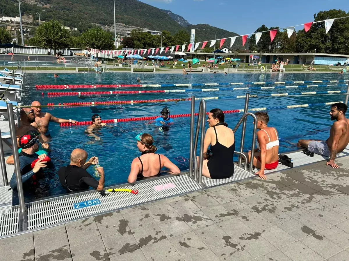 Membres du club au bord du bassin extérieur, face aux montagnes