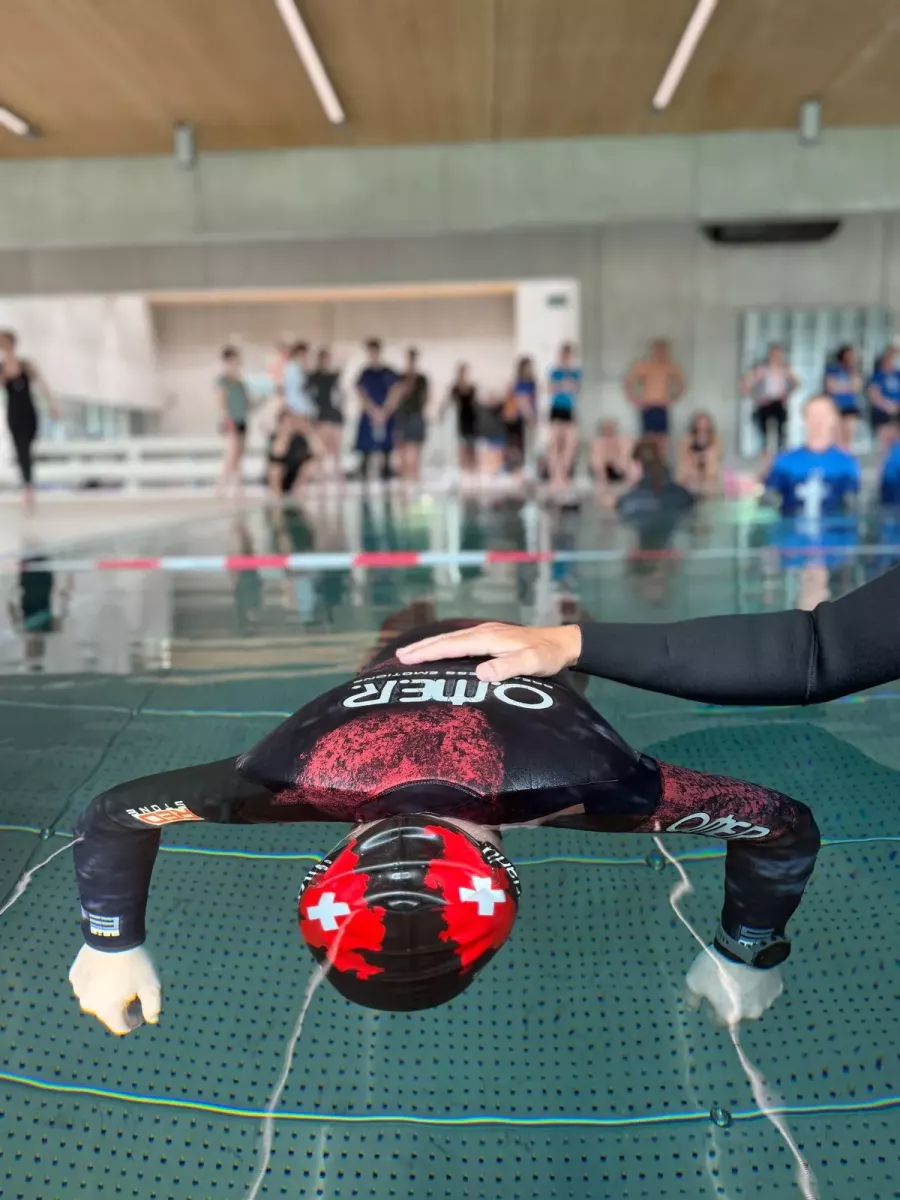 Apnéiste en apnée statique, allongé à la surface de la piscine
