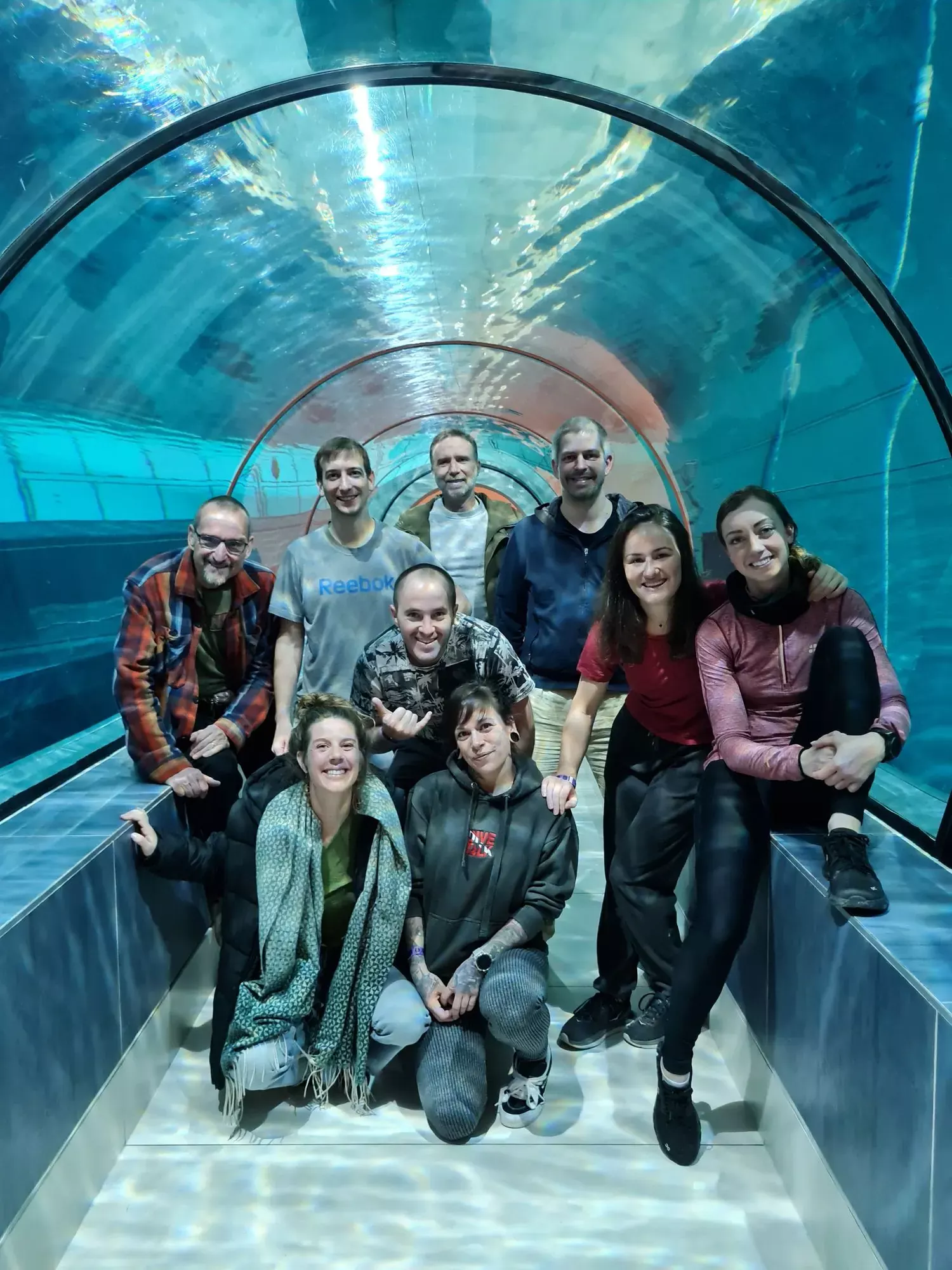 Les membres du club réunis dans le tunnel vitré d’une fosse de plongée