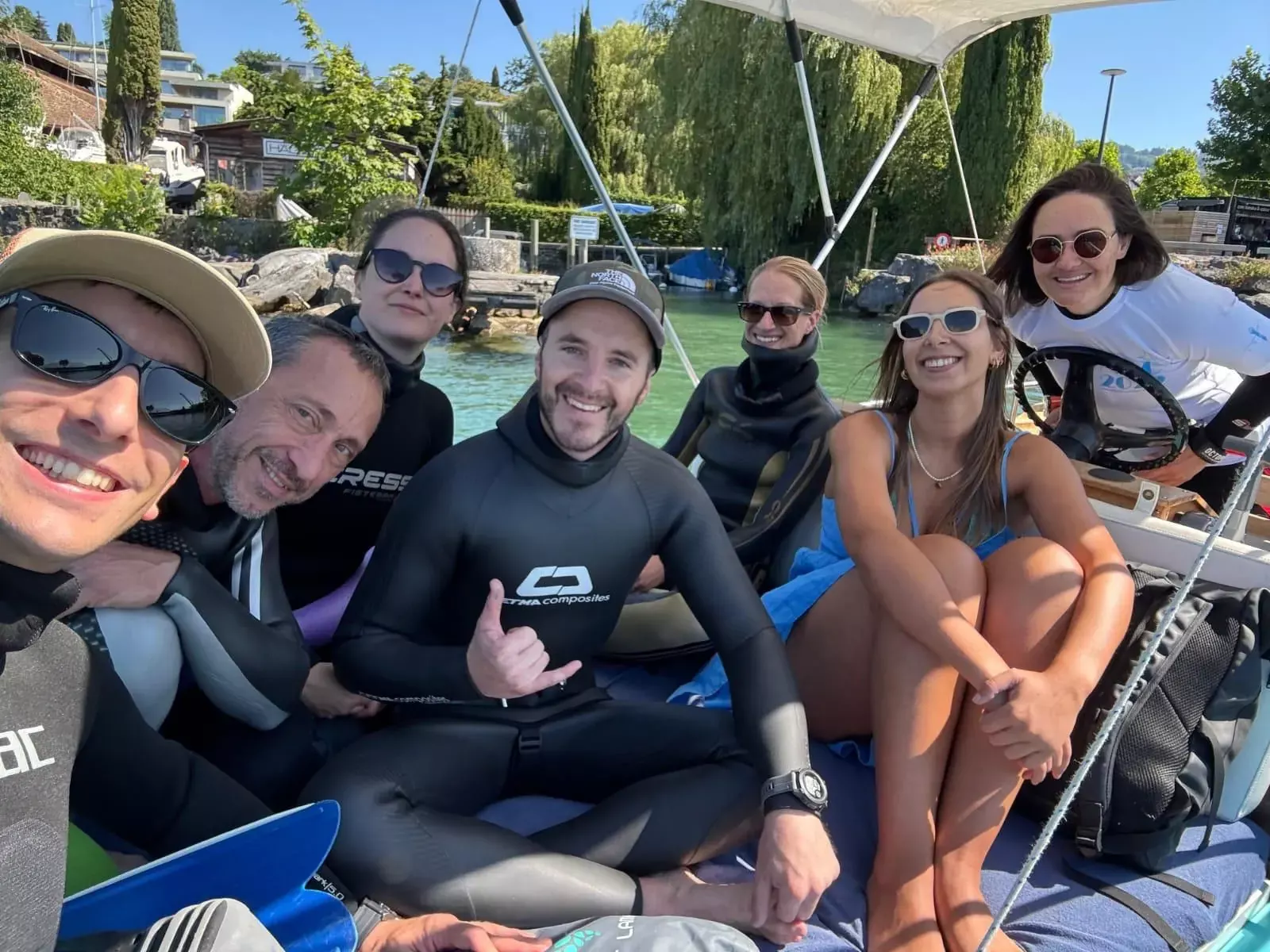 Membres du club souriants à bord du bateau sur le lac