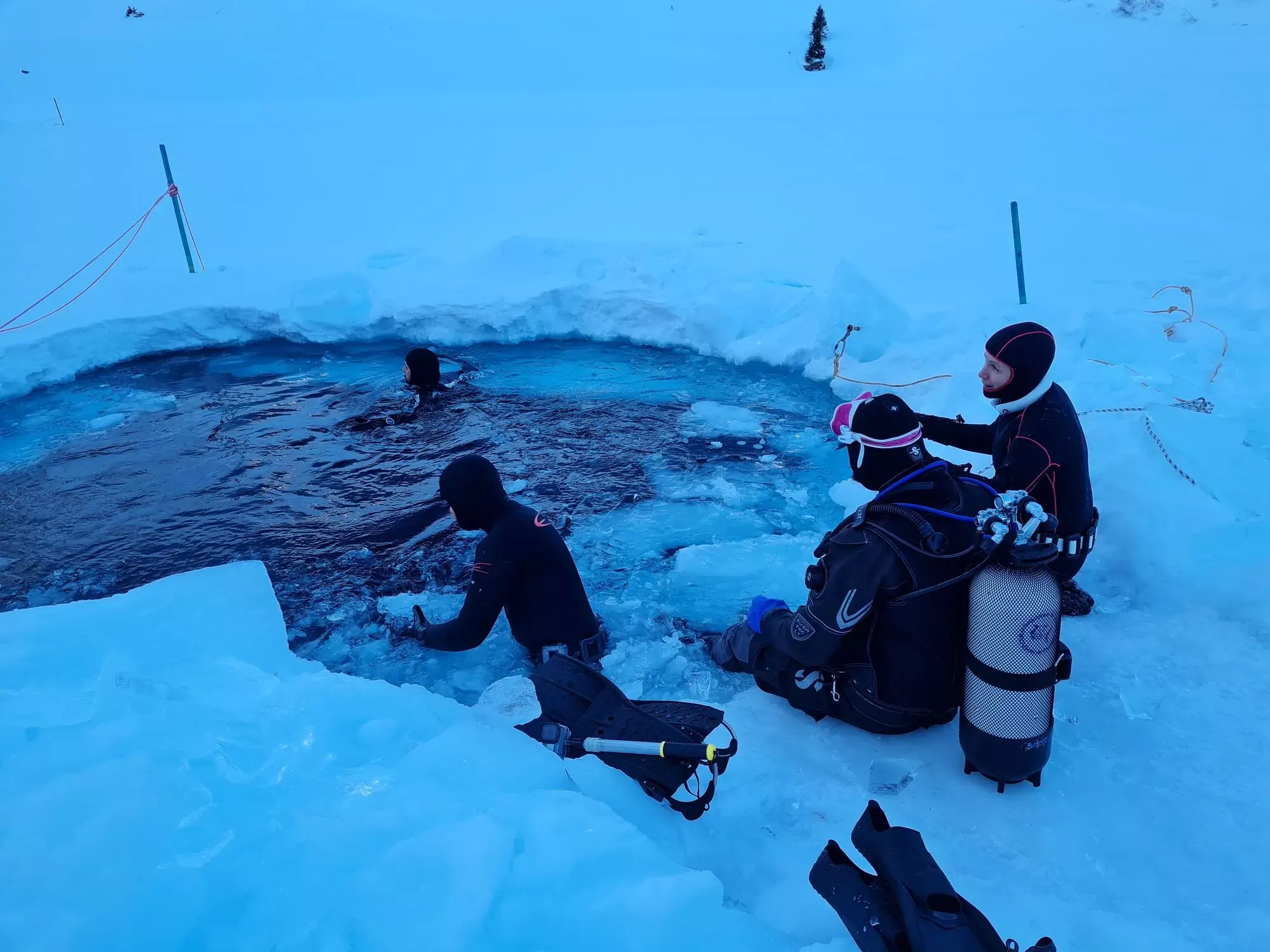 Plongée sous glace dans un lac gelé