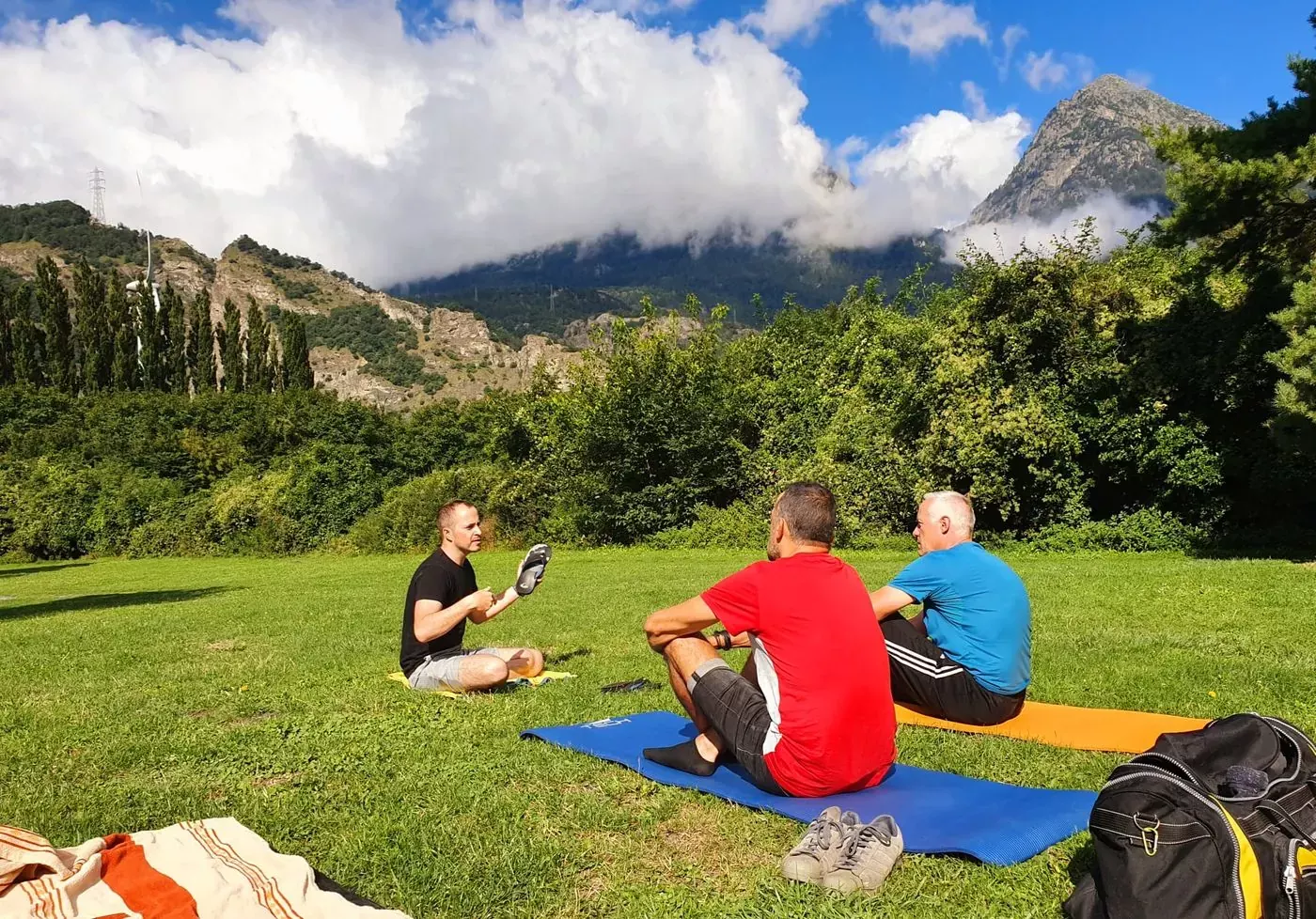 Cours théorique d’apnée en plein air, sur l’herbe, face aux montagnes