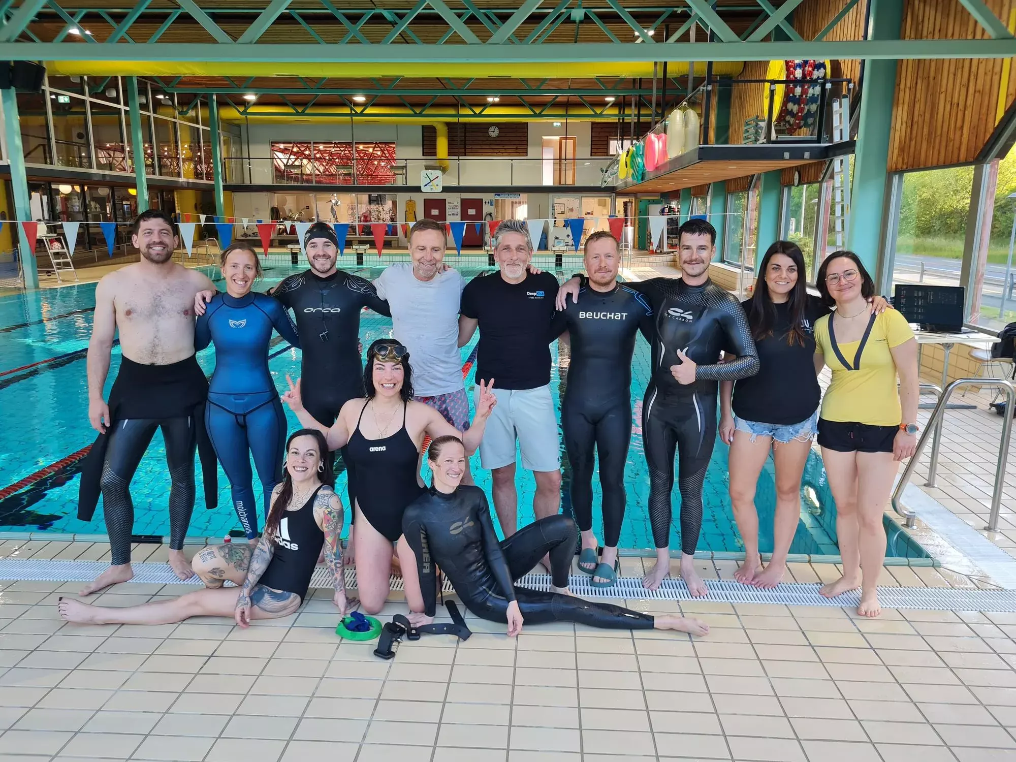 Photo de groupe des membres du club au bord de la piscine
